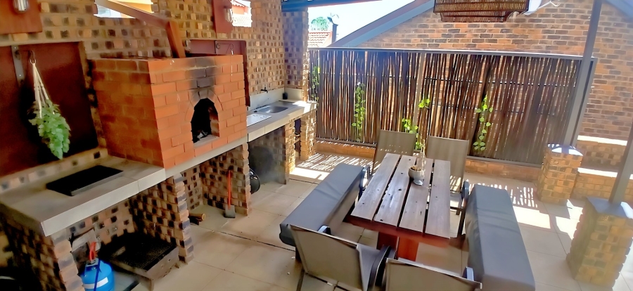 5 Bedroom Property for Sale in Langenhovenpark Free State